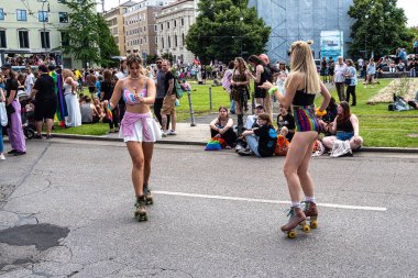 Münih, Almanya - 22 Haziran 2024: Münih 'teki geleneksel CSD geçidi, eşcinseller ve lezbiyenler için eşit hakları savunan siyasi bir gösteri ve renkli bir geçit töreni.