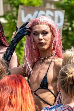 Münih, Almanya - 22 Haziran 2024: Münih 'teki geleneksel CSD geçidi, eşcinseller ve lezbiyenler için eşit hakları savunan siyasi bir gösteri ve renkli bir geçit töreni.