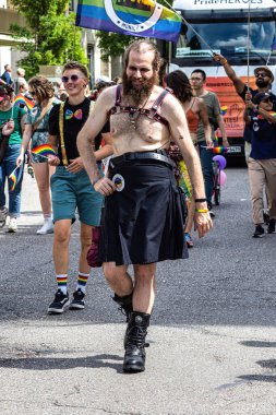 Münih, Almanya - 22 Haziran 2024: Münih 'teki geleneksel CSD geçidi, eşcinseller ve lezbiyenler için eşit hakları savunan siyasi bir gösteri ve renkli bir geçit töreni.