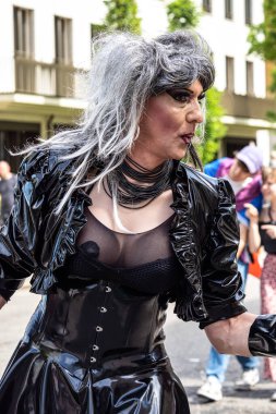 Münih, Almanya - 22 Haziran 2024: Münih 'teki geleneksel CSD geçidi, eşcinseller ve lezbiyenler için eşit hakları savunan siyasi bir gösteri ve renkli bir geçit töreni.