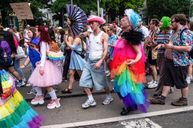 Münih, Almanya - 22 Haziran 2024: Münih 'teki geleneksel CSD geçidi, eşcinseller ve lezbiyenler için eşit hakları savunan siyasi bir gösteri ve renkli bir geçit töreni.