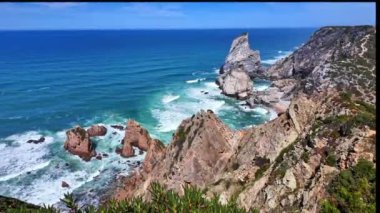 Praia Da Ursa 'nın Atlantik kıyısındaki Cabo Da Roca yakınlarındaki Ursa Sahili, Sintra, Portekiz