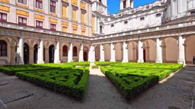 Ünlü Portekiz Kraliyet Binası, Ulusal Mafya Sarayı veya Palacio de Mafra. Monumental Baroque ve Neoklasik Manastır - Manastır, Bazilika, kule karanfilleri ve Flaman bronz çanları.