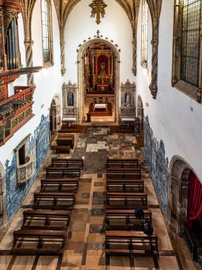 Portekiz, Coimbra 'daki Santa Cruz Manastırı. 1131 'de kurulan Portekiz' in ilk iki kralının mezarları Portekiz monarşisinin ilk günlerindeki en önemli mezarlardı..