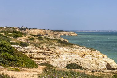 Portekiz kıyıları Benagil, Algarve, Portekiz. Praia do Carvalho 'da. Percurso dos Sete Vales Suspensos. Yedi Asılma Vadisi Yolu.