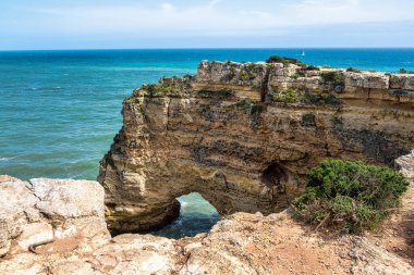 Praia da Marinha Sahili, Yedi Asılı Vadi Yolu 'ndaki kayalıkların ve kayalıkların arasında Percurso dos Sete Vales Suspensos. Algarve, Portekiz