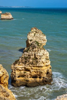 Praia da Marinha Sahili, Yedi Asılı Vadi Yolu 'ndaki kayalıkların ve kayalıkların arasında Percurso dos Sete Vales Suspensos. Algarve, Portekiz