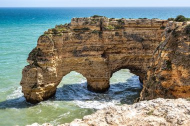 Praia da Marinha Sahili, Yedi Asılı Vadi Yolu 'ndaki kayalıkların ve kayalıkların arasında Percurso dos Sete Vales Suspensos. Algarve, Portekiz