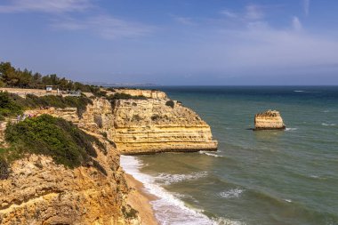Praia da Marinha Sahili, Yedi Asılı Vadi Yolu 'ndaki kayalıkların ve kayalıkların arasında Percurso dos Sete Vales Suspensos. Algarve, Portekiz