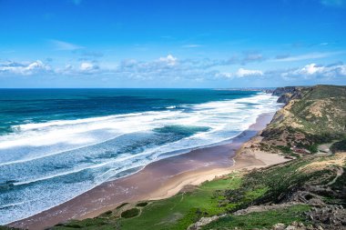 Praia da Cordoama plaj atlantik okyanusu Vila do Bispo, Sagres, Algarve, Portekiz Avrupa 'ya düşen kayalık kayalık kıyı dalgalarının manzarası