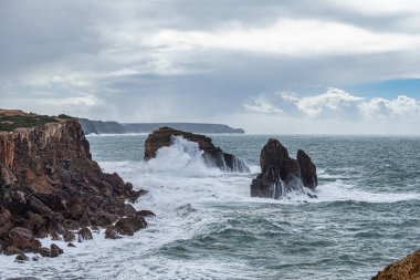 Okyanus manzarası ve mavi gökyüzü, Aljezur 'da Pontal da Carrapateira, Portekiz' de Algarve.