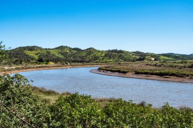 Troviscais 'den Mira Nehri' ne, Atlantik Okyanusu 'na akan Troviscais, Vicentine Coast Natural Park, Portekiz, Rota Vicentina Sahili. Balıkçı Patikası