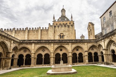 Eski Coimbra Katedrali 'nin Gotik Manastırı, Portekiz' deki Se Velha de Coimbra. Portekiz 'in en önemli Roma binalarından biridir ve Portekiz' in kuzeyindeki Coimbra şehrinin simgesidir..