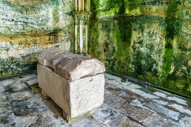 Eski Coimbra Katedrali 'nin Gotik Manastırı, Portekiz' deki Se Velha de Coimbra. Portekiz 'in en önemli Roma binalarından biridir ve Portekiz' in kuzeyindeki Coimbra şehrinin simgesidir..