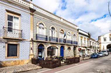 Tavira, Portekiz - 13 Şubat 2024: Tavira 'nın tarihi merkezi, 1266' da kurulan şehir, Güney Portekiz 'de Algarve