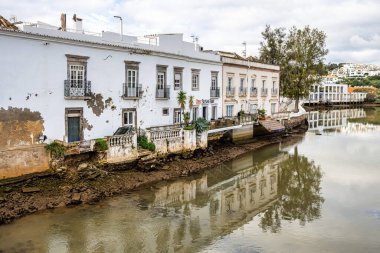 Tavira, Portekiz - 13 Şubat 2024: Tavira 'nın tarihi merkezi, 1266' da kurulan şehir, Güney Portekiz 'de Algarve