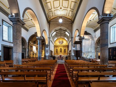 Faro, Portekiz - 16 Şubat 2024: Faro Katedrali 'nin İçi, Faro Katedrali, Portekiz Algarve. Duvarları Azulejos fayanslarıyla süslenmiş..