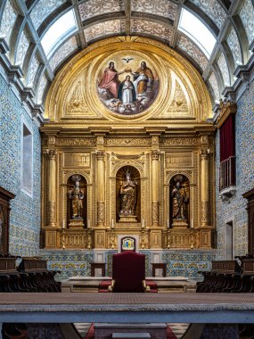 Faro, Portekiz - 16 Şubat 2024: Faro Katedrali 'nin İçi, Faro Katedrali, Portekiz Algarve. Duvarları Azulejos fayanslarıyla süslenmiş..