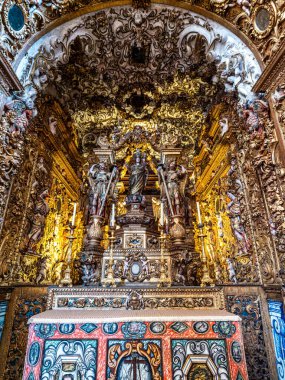 Faro, Portekiz - 16 Şubat 2024: Faro Katedrali 'nin İçi, Faro Katedrali, Portekiz Algarve. Duvarları Azulejos fayanslarıyla süslenmiş..