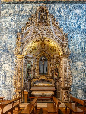 Faro, Portekiz - 16 Şubat 2024 Sao Pedro Kilisesi, Igreja de Sao Pedro Faro, Portekiz. 18. yüzyıl ahşap işçiliği, azulejolar ve banklarla.