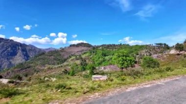 Arabayla Portekiz, Avrupa 'daki Peneda Geres Ulusal Parkı' ndan geçeceğiz. Cabril ve Ruiva 'nın arasında