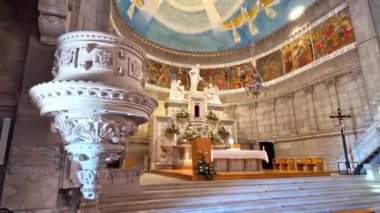 Portekiz 'de Viana do Castelo yakınlarındaki Monte Santa Lucia' da bulunan Coracao de Jesus Bazilikasının içi.