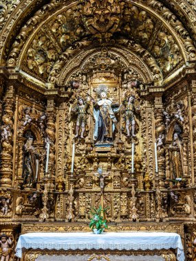 Faro, Portekiz - 16 Şubat 2024: Portekiz, Avrupa 'da Faro' da Igreja do Carmo Carmo Carmelite kilisesinin karmaşık altın iç mimarisi. Igreja da Ordem Terceira de Nossa Senhora do Monte do Carmo