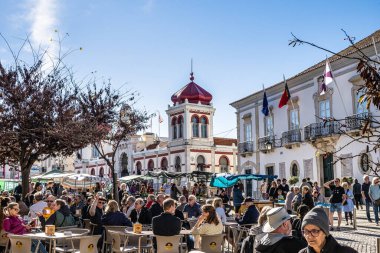 Loule, Portekiz - 17 Şubat 2024: Algarve, Portekiz 'deki ünlü Fas tarzı piyasa salonu. İkonik yerel bakkal ve balık pazarı.