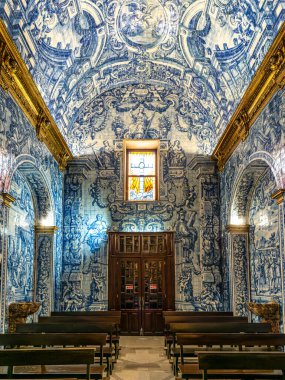 Almancil, Portekiz - 17 Şubat 2024: Portekiz 'in Almancil kentindeki Igreja de Sao Lourenco kilisesinin mihrabında dini heykeller ve azulejos fayansları bulunmaktadır..