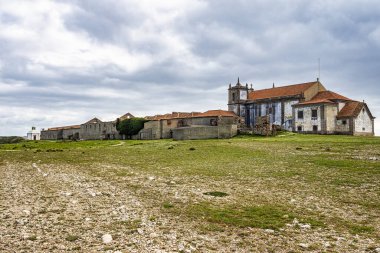 Portekiz 'in Sesimbra şehrinin batısında bulunan kilise de dahil olmak üzere Santuario de Nossa do Cabo Espichel tapınağı kompleksi.