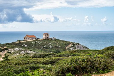 Portekiz 'in Setubal Bölgesi' ndeki Cabo Espichel Burnu 'nda duvarları ve zemini kaplayan terk edilmiş bir bina. Eski gözlem noktası, şimdi Portekiz 'de kayıp bir yer.