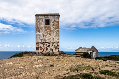 Portekiz 'in Setubal Bölgesi' ndeki Cabo Espichel Burnu 'nda duvarları ve zemini kaplayan terk edilmiş bir bina. Eski gözlem noktası, şimdi Portekiz 'de kayıp bir yer.