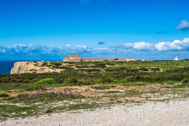 Portekiz 'in Sesimbra şehrinin batısında bulunan kilise de dahil olmak üzere Santuario de Nossa do Cabo Espichel tapınağı kompleksi.