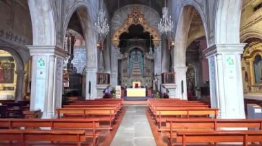 Kuzey Portekiz 'deki Viana do Castelo Katedrali' nin süslü iç mimarisi..