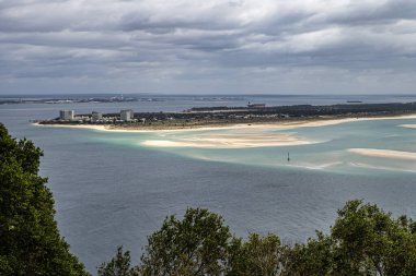 Portekiz 'deki Troia Yarımadası veya Troia Doğa Koruma Alanı Sado Estuary doğal parkının bir parçasıdır. Atlantik Okyanusu ve gök mavisi göl. Popüler turizm merkezleri, uzun kumlu plajları olan tatil beldeleri