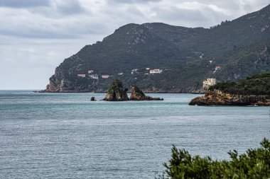 Portekiz 'deki Troia Yarımadası veya Troia Doğa Koruma Alanı Sado Estuary doğal parkının bir parçasıdır. Atlantik Okyanusu ve gök mavisi göl. Popüler turizm merkezleri, uzun kumlu plajları olan tatil beldeleri