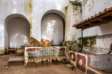 Sintra Sarayı, Palacio Nacional de Sintra, Portekiz 'in Lizbon bölgesindeki Sintra kasabasında yer alır..