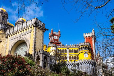 Portekiz 'in Sintra kentindeki UNESCO Dünya Mirasları Alanı, süslü Park ve Pena Ulusal Sarayı..