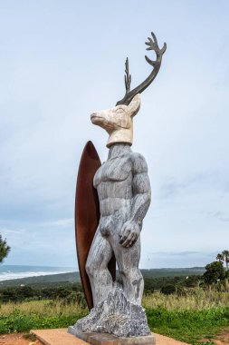 Geyik heykeli, 6 metre yüksekliğinde geyik başlı bir sörfçü, Portekiz, Nazare 'nin deniz feneri yoluna yerleştirildi.