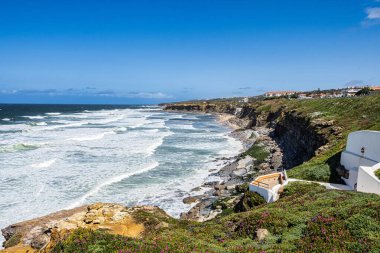 Portekiz 'in Lizbon bölgesindeki Ericeira' daki Sao Sebastiao plajının güzel manzarası.