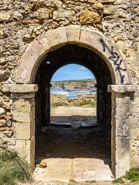 Ericeira, Portekiz 'de Forte Milreu. Ribeira de Ilhas Portekiz 'deki antik savunma binası. Ribeira de Ilhas plajı, Ericeira, Portekiz 'deki Dünya Sörf Rezervi' nin bir parçasıdır..