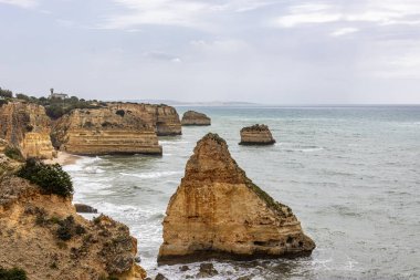 Praia da Marinha Sahili, Yedi Asılı Vadi Yolu 'ndaki kayalıkların ve kayalıkların arasında Percurso dos Sete Vales Suspensos. Algarve, Portekiz