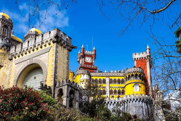 Portekiz 'in Sintra kentindeki UNESCO Dünya Mirasları Alanı, süslü Park ve Pena Ulusal Sarayı..