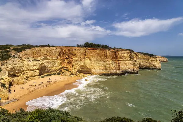 Portekiz kıyıları Benagil, Algarve, Portekiz. Percurso dos Sete Vales Suspensos. Yedi Asılma Vadisi Yolu.