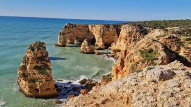 Praia da Marinha Sahili, Yedi Asılı Vadi Yolu 'ndaki kayalıkların ve kayalıkların arasında Percurso dos Sete Vales Suspensos. Algarve, Portekiz