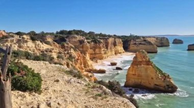 Praia da Marinha Sahili, Yedi Asılı Vadi Yolu 'ndaki kayalıkların ve kayalıkların arasında Percurso dos Sete Vales Suspensos. Algarve, Portekiz