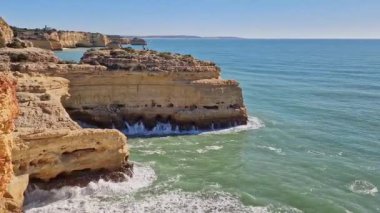 Praia da Marinha Sahili, Yedi Asılı Vadi Yolu 'ndaki kayalıkların ve kayalıkların arasında Percurso dos Sete Vales Suspensos. Algarve, Portekiz