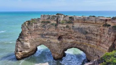 Praia da Marinha Sahili, Yedi Asılı Vadi Yolu 'ndaki kayalıkların ve kayalıkların arasında Percurso dos Sete Vales Suspensos. Algarve, Portekiz