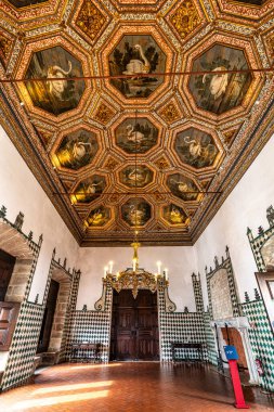 Sintra, Portekiz - Mar 04, 2024: Sintra Sarayı, Portekiz 'in Lizbon Bölgesi' ndeki Sintra kasabasında yer almaktadır. Portekiz 'deki en iyi korunmuş ortaçağ kraliyet konutudur..