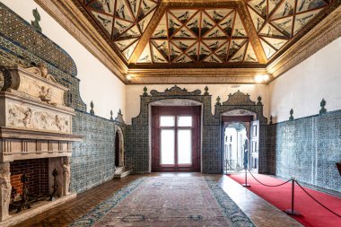 Sintra, Portekiz - Mar 04, 2024: Sintra Sarayı, Portekiz 'in Lizbon Bölgesi' ndeki Sintra kasabasında yer almaktadır. Portekiz 'deki en iyi korunmuş ortaçağ kraliyet konutudur..